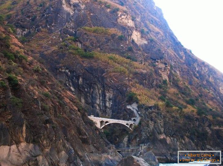 View of the Leaping Tiger Gorge (Lijiang)
