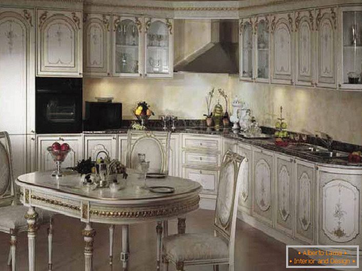 Golden decor speaks of the presence of the Baroque style.