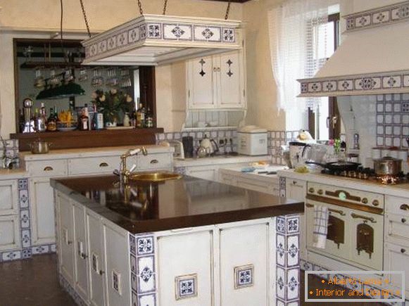 Decorating the kitchen with tiles in the style of Provence
