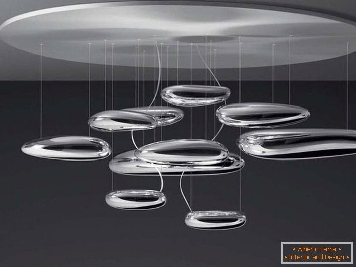 Chandelier in the style of high-tech simulates falling drops of mercury.