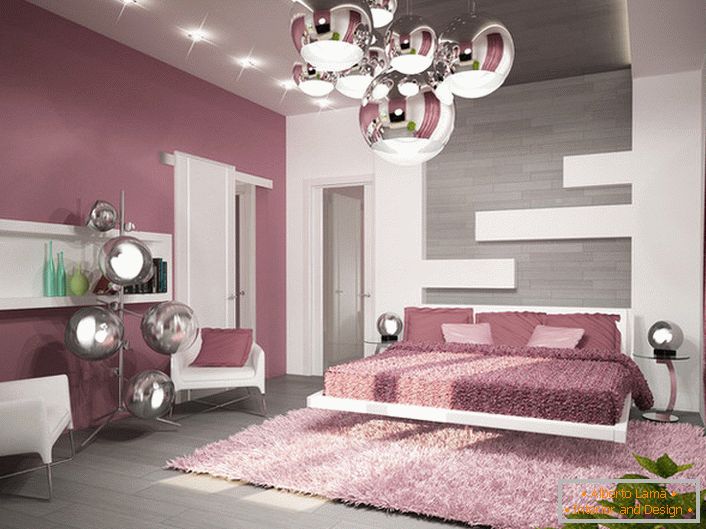 An example of well-chosen lighting for a bedroom in the style of high-tech. The ceiling chandelier, bedside lamps and floor lamp are made in the same style.