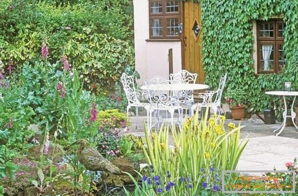 Landscaping of a private house with their own hands - ideas with photos