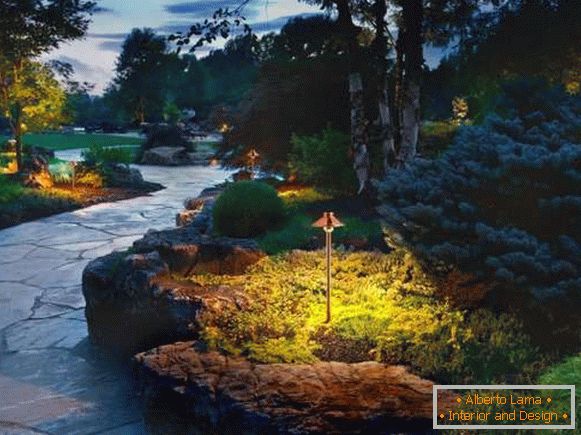 Landscaping of a private house with their own hands - a photo of the illumination at night