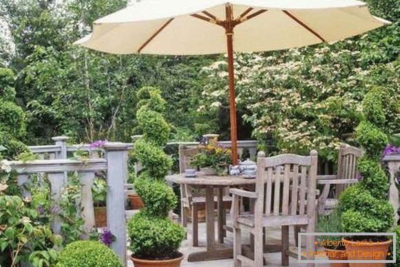 Wooden furniture and a fence in the landscape design of the yard with their own hands