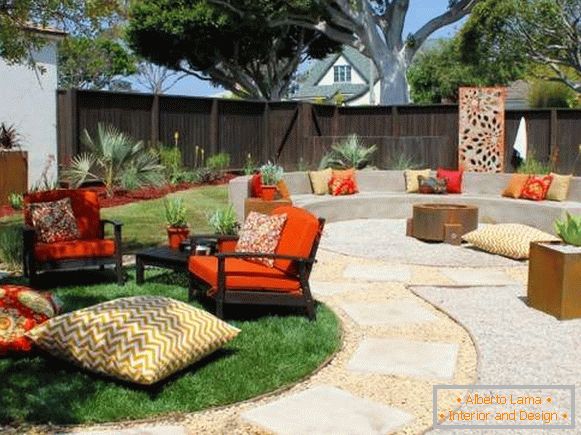 Landscaping of the courtyard of a private house with their own hands with a recreation area