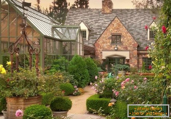 Landscaping of country houses - photos of the best ideas 2017