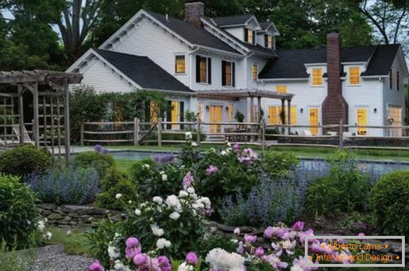 Beautiful sections of country houses - photo with a pool