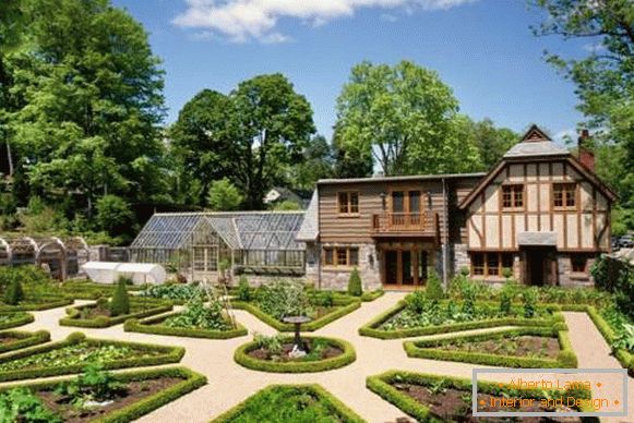 Beautiful sections of country houses - photos of classic flowerbeds