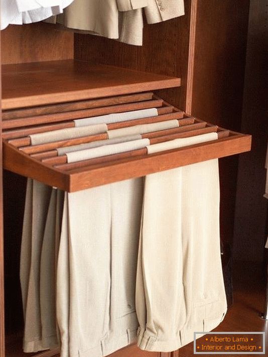 Idea for storing trousers in the dressing room