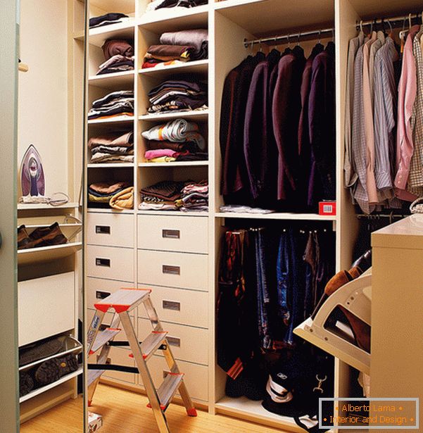 A small dressing room in the pantry