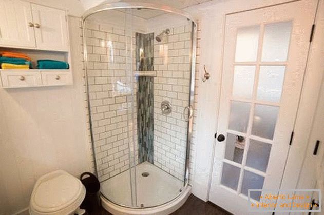 A small holiday home: shower