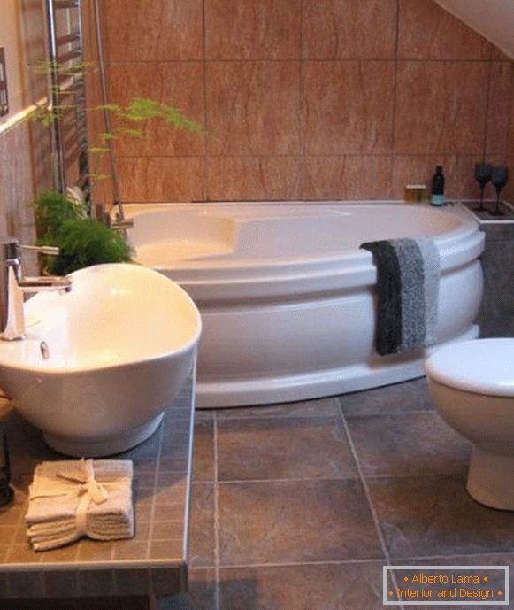 Corner bath in small bathroom