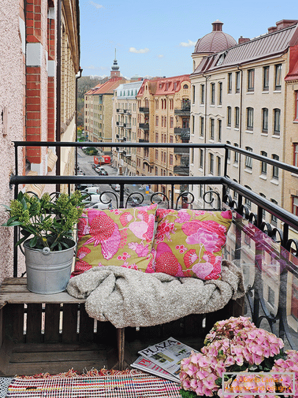 Simple balcony arrangement