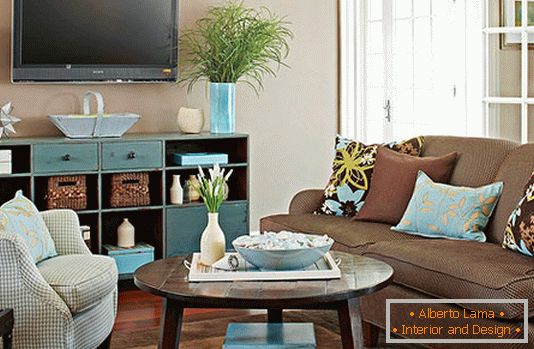 The combination of chocolate and blue in the design of the living room