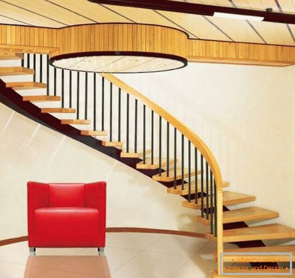 Helical металлическая лестница с деревянными ступенями