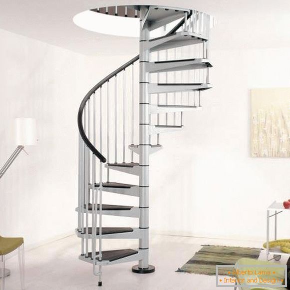Helical лестница в частном доме из металла с покрытием ступеней