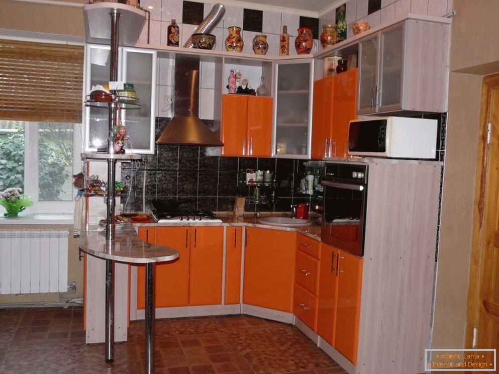 Functionally organized kitchenette с барной стойкой