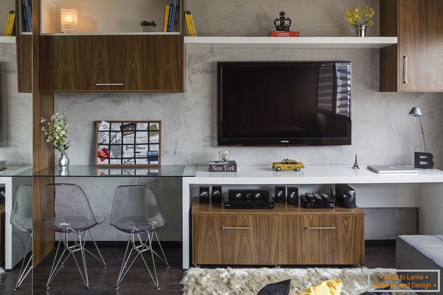 Mirror wall in the interior of a small apartment in Brazil