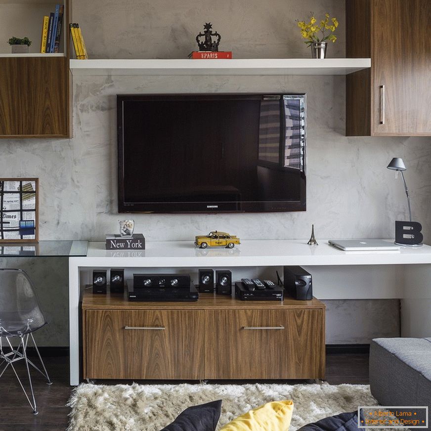 Large TV and audio system 5: 1 in a small apartment in Brazil