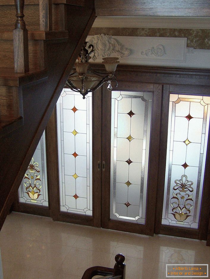 Doors with glass inserts are decorated with a matt stained-glass film with an uncomplicated pattern. Not pretentious, restrained design of the doors will organically fit into the classic interior of the hall. 