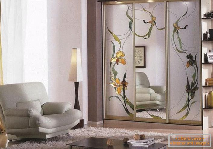 With the help of stained glass, you can decorate not only the windows, but mirrors. For example, a wardrobe with bare mirrors using a film becomes unusual and exclusive. 