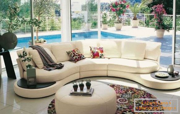 Fashionable oval carpets on the floor - photo in the living room