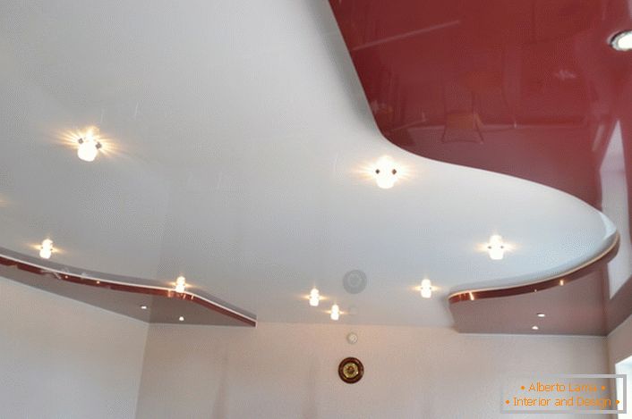 the use of overhead and recessed luminaires allows you to harmoniously beat the originality of the ceiling.