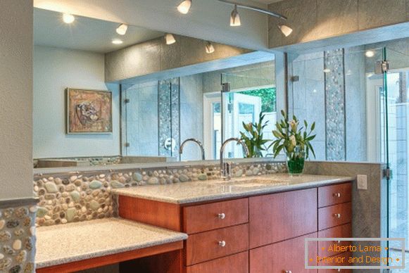 Stone pebbles on the walls in the bathroom