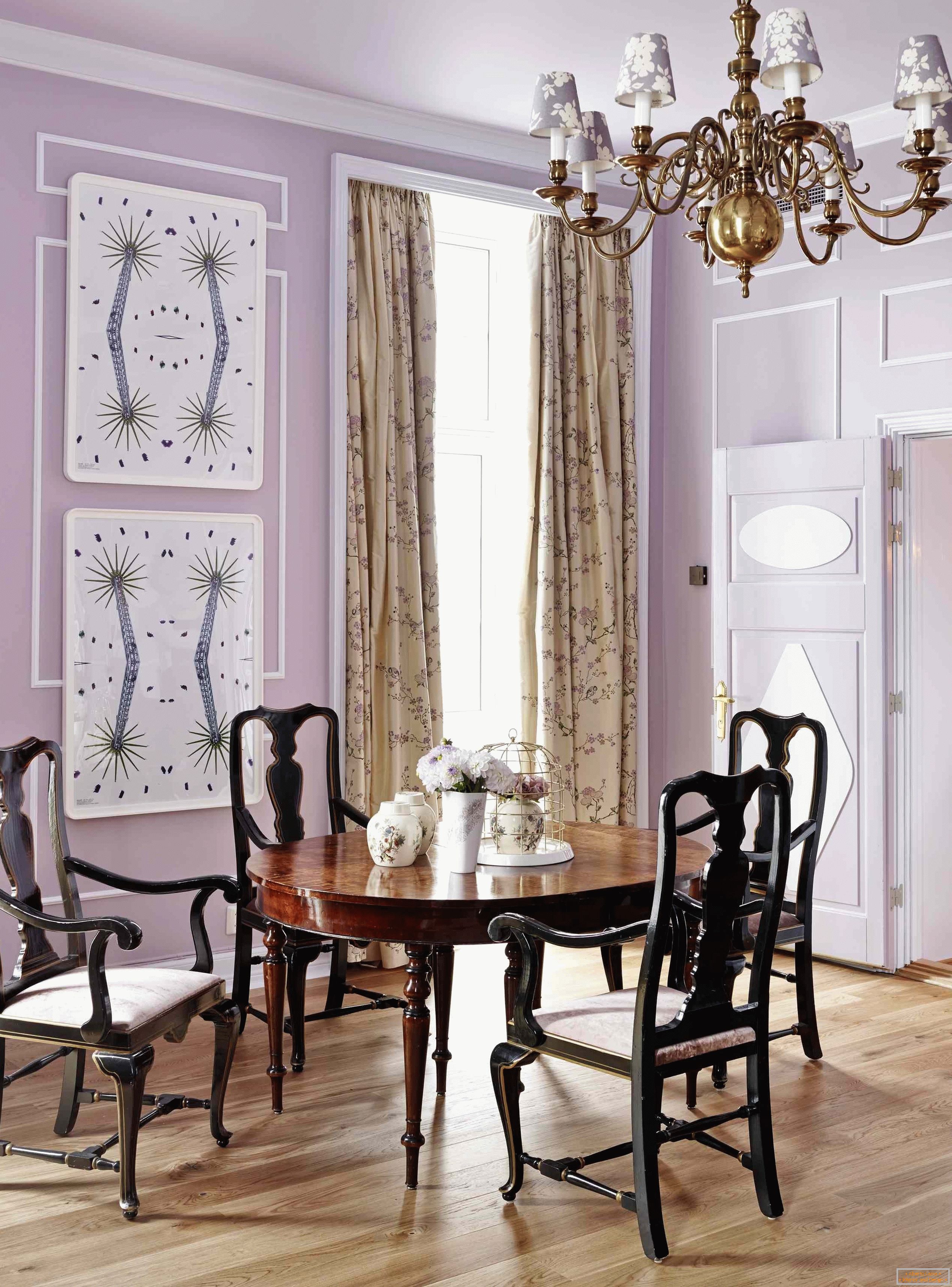 Moldings on the walls in the dining room