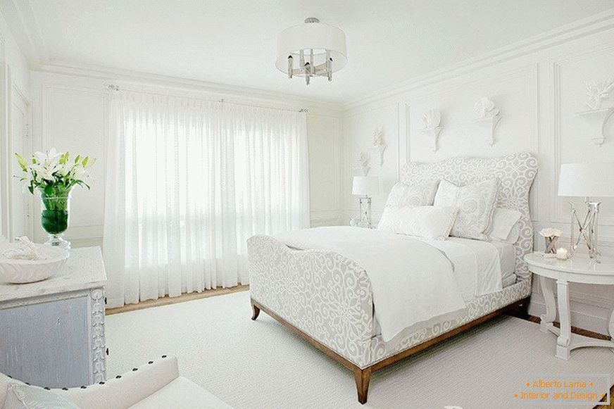 Moldings in the white interior of the bedroom