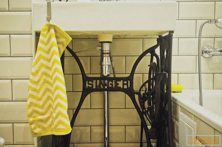 Sink in the bathroom on the bed of an old sewing machine