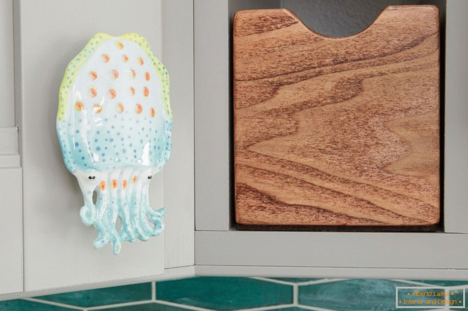 Door handle in the form of squid in the kitchen