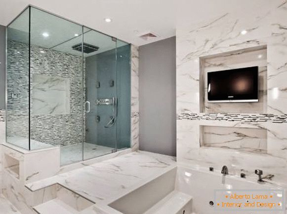The combination of marble and tiles in the bathroom