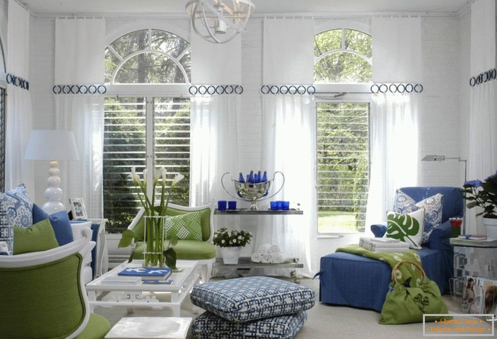 The combination of mint with shades of blue in the interior