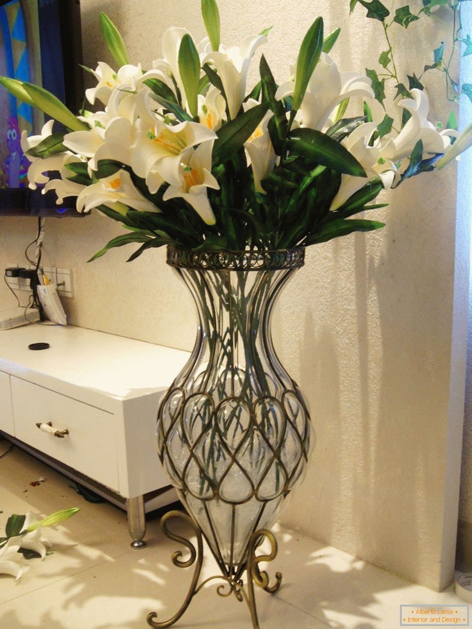 Floor vase on legs