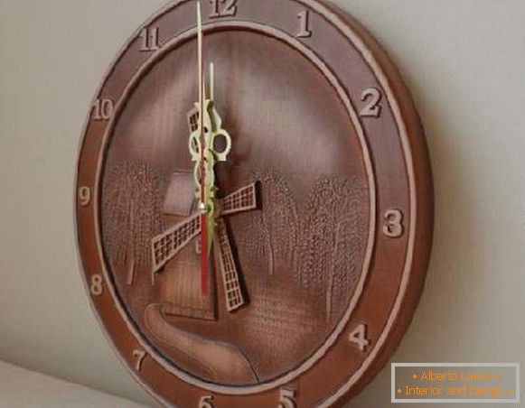 wall clock in the interior, photo 1