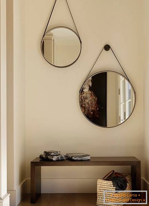 Round mirrors in the hallway - photo design in a modern style