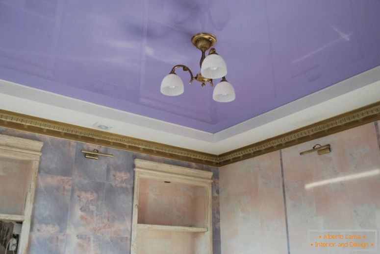 violet-stretched-ceiling-in-the-bathroom