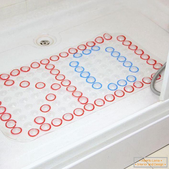 Non-slip mat for the shower - not only an interesting decorative decoration, but also a kind of security measure.
