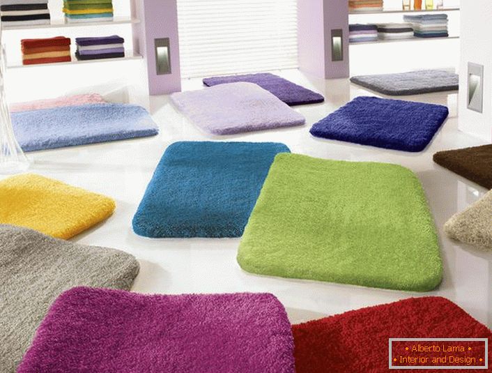 The universal design of the rug for a bathroom with a high pile makes it possible to use it in any bathroom. The main thing is to correctly determine the color.