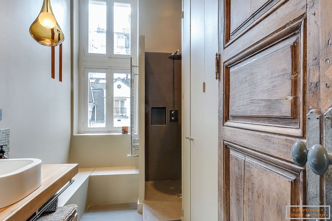 Bathroom in the style of minimalism with accents on antiques