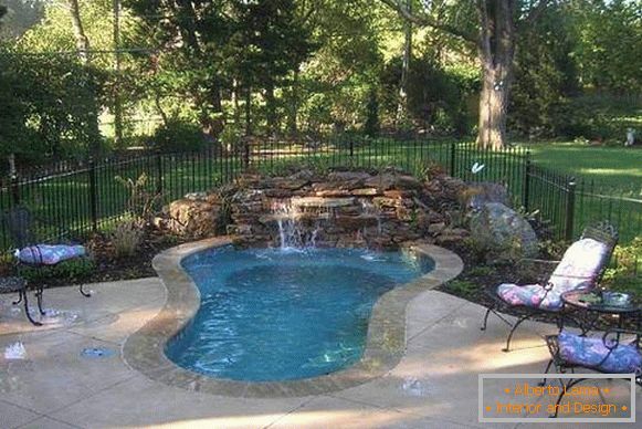 Small concrete pool - photo with a tile on the floor