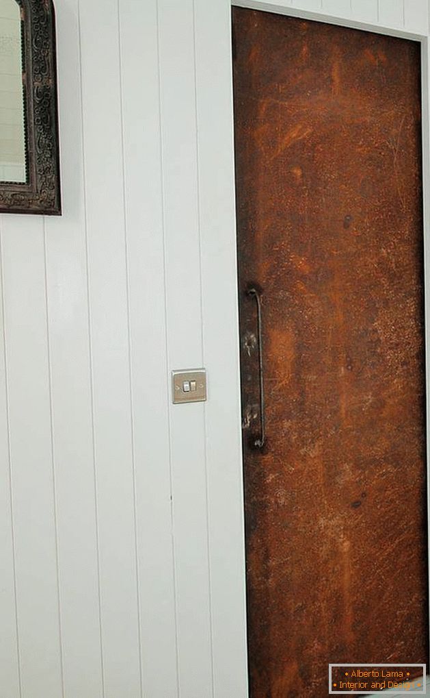 Interior of the hut in the woods: a tin can in the bathroom