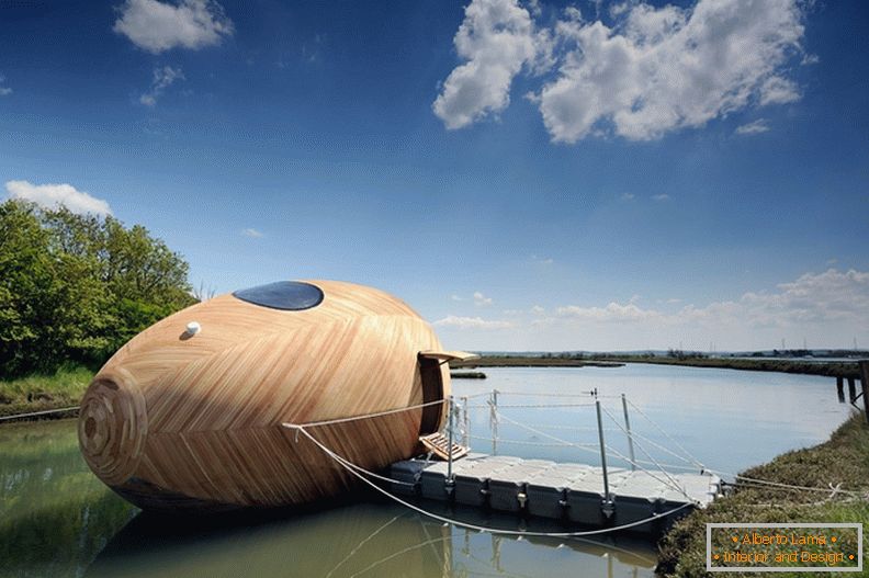 Floating house Exbury Egg on the dock