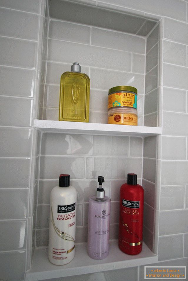 Niche with open shelves in the interior of a small bathroom
