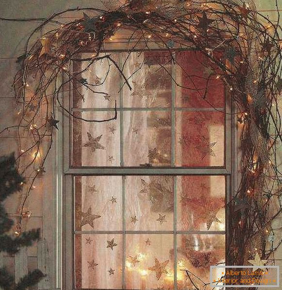 Christmas garland on the window, photo 59