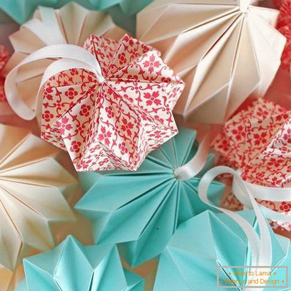 Beautiful Christmas balls of paper with your own hands