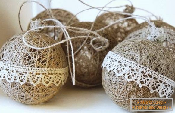 Christmas balls with their own hands of thread