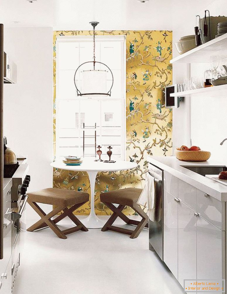 gold-wallpaper-in-the-interior-kitchen