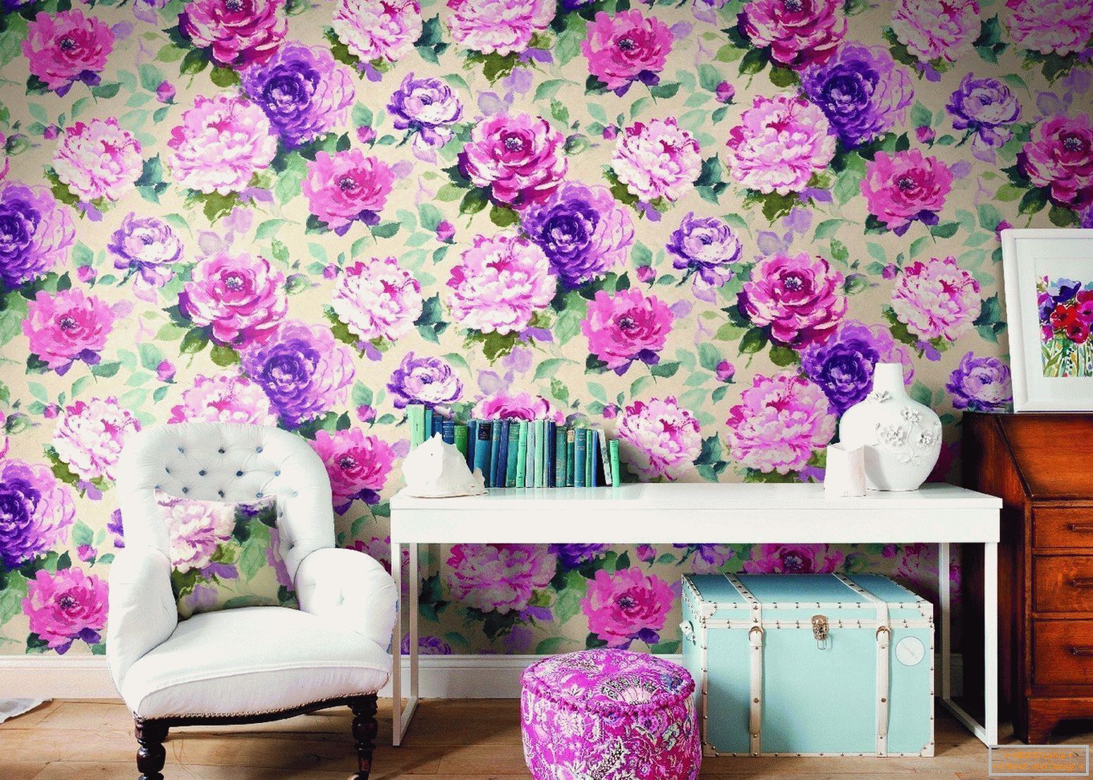Wallpapers with flowers in the interior